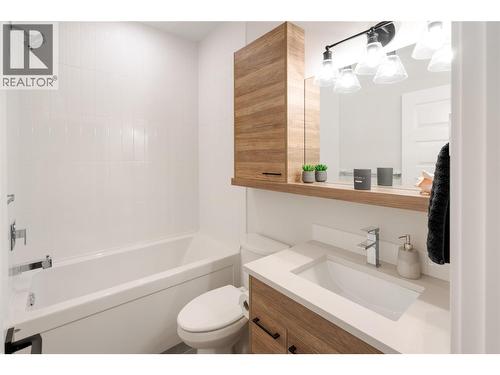 1131 Collinson Court, Kelowna, BC - Indoor Photo Showing Bathroom