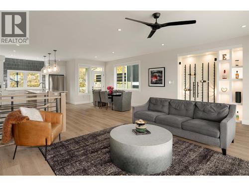 1131 Collinson Court, Kelowna, BC - Indoor Photo Showing Living Room