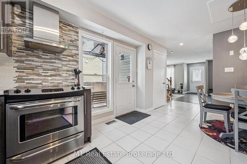 668 Jacob Lane, Waterloo, ON - Indoor Photo Showing Kitchen With Upgraded Kitchen