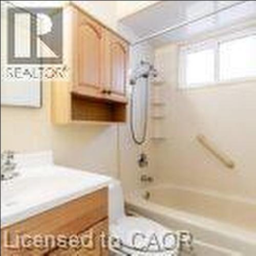 16 Garrow Drive, Hamilton, ON - Indoor Photo Showing Bathroom