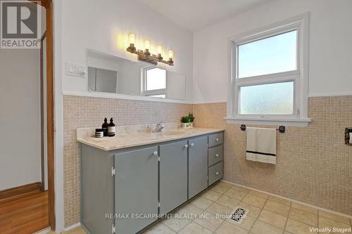 14 Niagara Street, Hamilton, ON - Indoor Photo Showing Bathroom