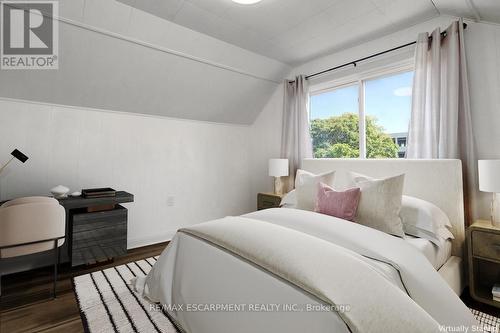 14 Niagara Street, Hamilton, ON - Indoor Photo Showing Bedroom