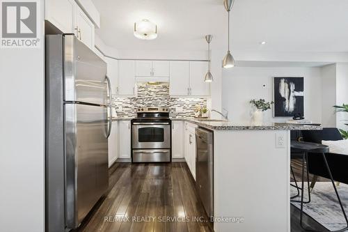 181 South Creek Drive, Kitchener, ON - Indoor Photo Showing Kitchen With Stainless Steel Kitchen With Upgraded Kitchen