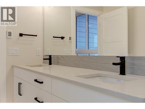 732 Coopland Crescent Unit# 4, Kelowna, BC - Indoor Photo Showing Bathroom