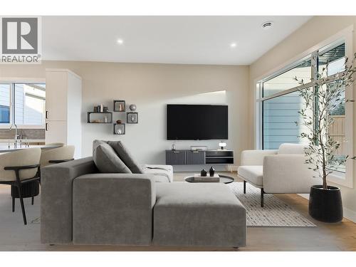 732 Coopland Crescent Unit# 4, Kelowna, BC - Indoor Photo Showing Living Room