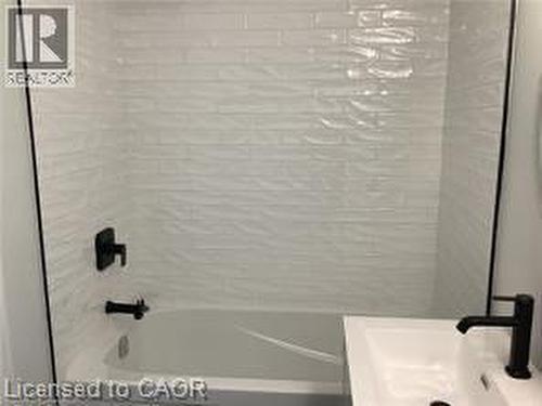 229 West 18Th Street, Hamilton, ON - Indoor Photo Showing Bathroom