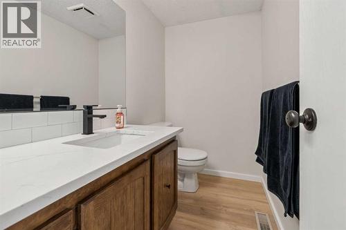 91 Edgehill Drive Nw, Calgary, AB - Indoor Photo Showing Bathroom