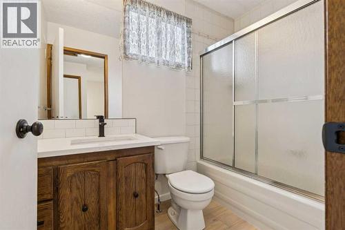 91 Edgehill Drive Nw, Calgary, AB - Indoor Photo Showing Bathroom