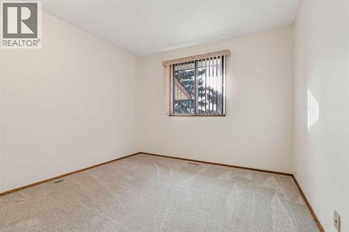 91 Edgehill Drive Nw, Calgary, AB - Indoor Photo Showing Other Room