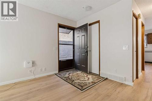 91 Edgehill Drive Nw, Calgary, AB - Indoor Photo Showing Other Room