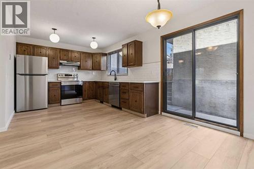 91 Edgehill Drive Nw, Calgary, AB - Indoor Photo Showing Kitchen