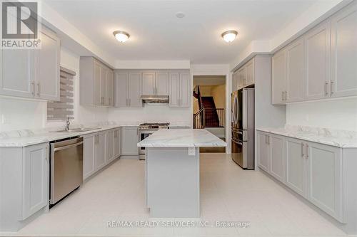 29 Summerbeam Way, Brampton, ON - Indoor Photo Showing Kitchen With Upgraded Kitchen