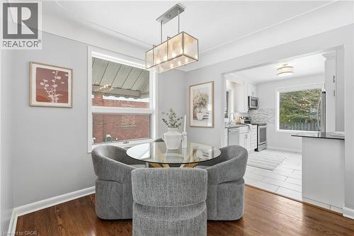 15 Mulock Avenue, Hamilton, ON - Indoor Photo Showing Living Room
