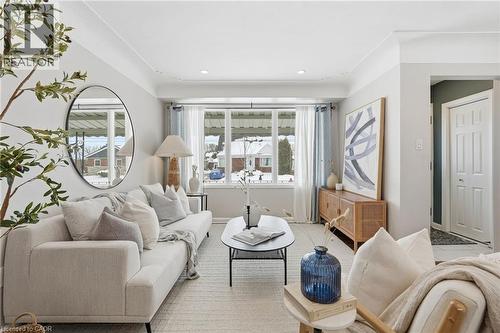 15 Mulock Avenue, Hamilton, ON - Indoor Photo Showing Living Room