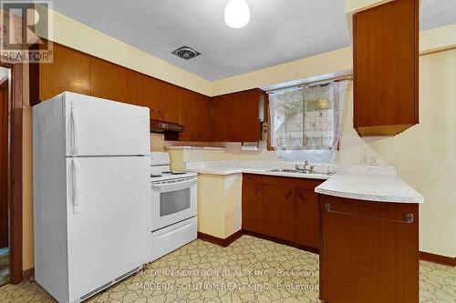 177 Eaglewood Boulevard, Mississauga, ON - Indoor Photo Showing Kitchen
