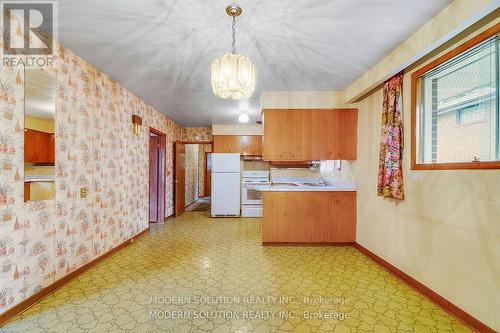 177 Eaglewood Boulevard, Mississauga, ON - Indoor Photo Showing Kitchen