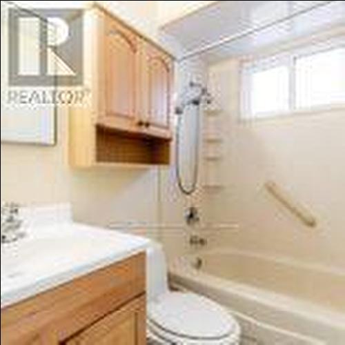 16 Garrow Drive, Hamilton, ON - Indoor Photo Showing Bathroom