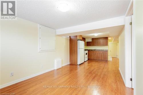 16 Garrow Drive, Hamilton, ON - Indoor Photo Showing Kitchen