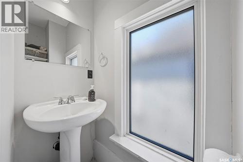 106 8Th Street E, Saskatoon, SK - Indoor Photo Showing Bathroom