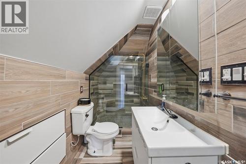106 8Th Street E, Saskatoon, SK - Indoor Photo Showing Bathroom