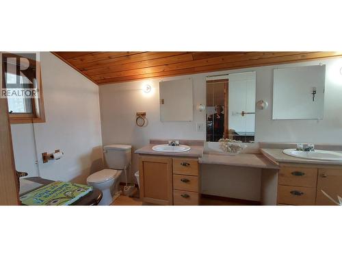 1910 Otter Road, Chilcotin, BC - Indoor Photo Showing Bathroom