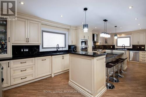 61 Gas Light Crescent, Vaughan, ON - Indoor Photo Showing Kitchen With Upgraded Kitchen