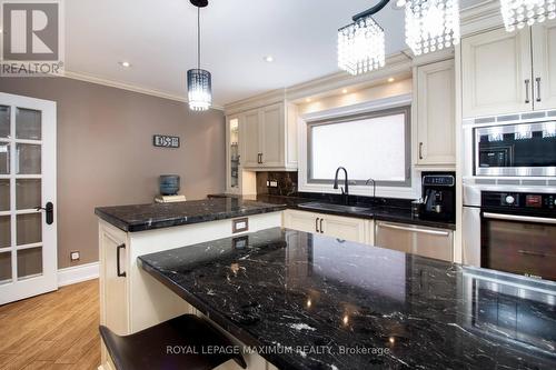 61 Gas Light Crescent, Vaughan, ON - Indoor Photo Showing Kitchen With Upgraded Kitchen