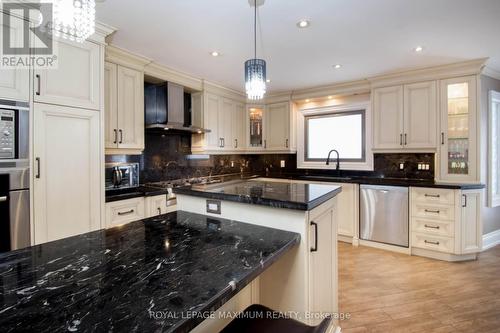 61 Gas Light Crescent, Vaughan, ON - Indoor Photo Showing Kitchen With Stainless Steel Kitchen With Upgraded Kitchen