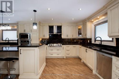 61 Gas Light Crescent, Vaughan, ON - Indoor Photo Showing Kitchen With Upgraded Kitchen