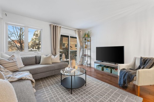 D-32 Massey Street, Toronto, ON - Indoor Photo Showing Living Room