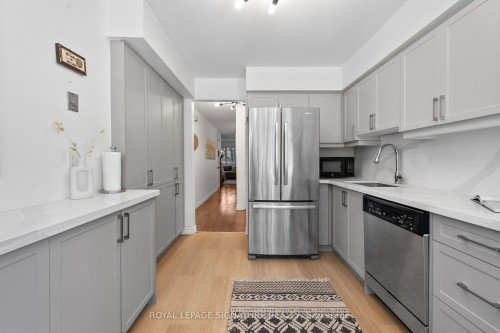 D-32 Massey Street, Toronto, ON - Indoor Photo Showing Kitchen