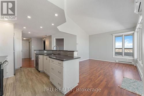 Two level island. - Ph4 - 158A Mcarthur Avenue, Ottawa, ON - Indoor Photo Showing Kitchen