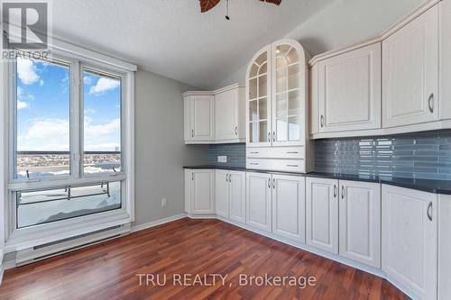 Tower with light and glass shelves. - Ph4 - 158A Mcarthur Avenue, Ottawa, ON - Indoor
