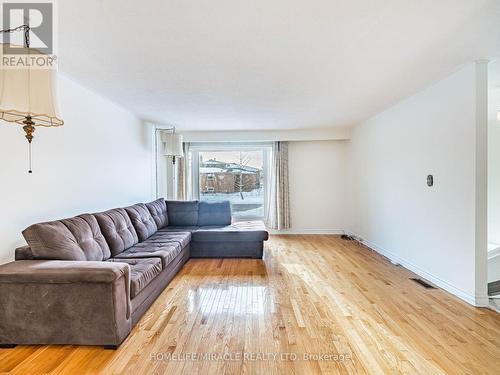 209 Apache Trail, Toronto, ON - Indoor Photo Showing Living Room