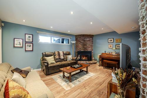 Family room - 30 Rue Gauthier, Dollard-Des-Ormeaux, QC - Indoor With Fireplace
