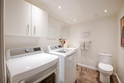 Powder room - 30 Rue Gauthier, Dollard-Des-Ormeaux, QC - Indoor Photo Showing Laundry Room