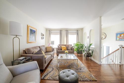 Living room - 30 Rue Gauthier, Dollard-Des-Ormeaux, QC - Indoor Photo Showing Living Room