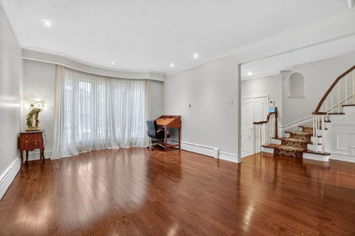 Salon - 425 Av. Lockhart, Mont-Royal, QC - Indoor Photo Showing Other Room