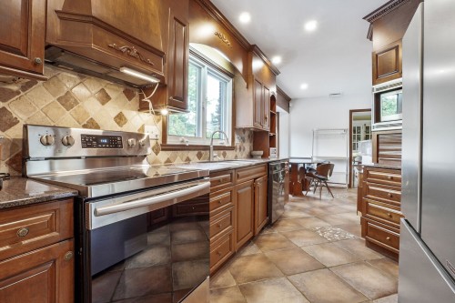 Cuisine - 425 Av. Lockhart, Mont-Royal, QC - Indoor Photo Showing Kitchen With Upgraded Kitchen