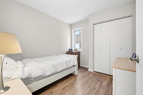 1061 Scurfield Blvd, Winnipeg, MB 