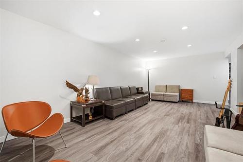 1061 Scurfield Blvd, Winnipeg, MB 