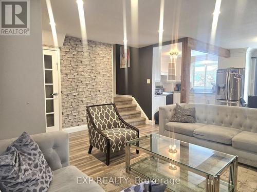 44 - 700 Harmony Road N, Oshawa, ON - Indoor Photo Showing Living Room