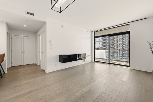 Living Room - 801-3500 Boul. St-Elzear O., Laval (Chomedey), QC - Indoor