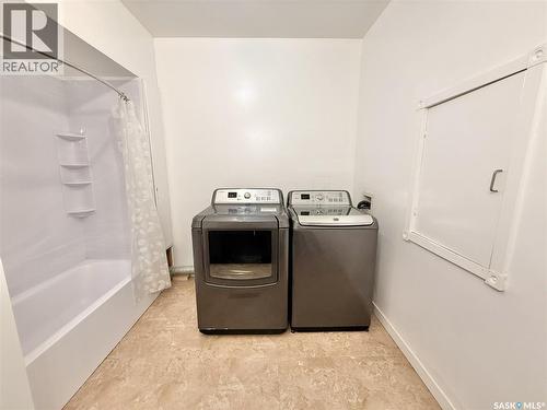 320 Herbert Avenue, Herbert, SK - Indoor Photo Showing Laundry Room
