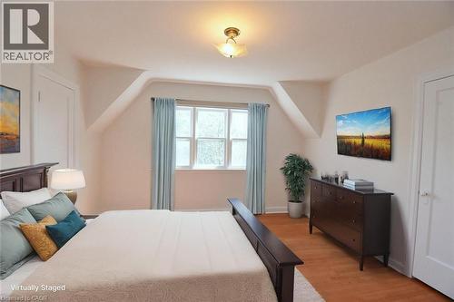 Bedroom featuring light wood-style flooring and vaulted ceiling - 136 Glen Road, Hamilton, ON - Indoor Photo Showing Bedroom