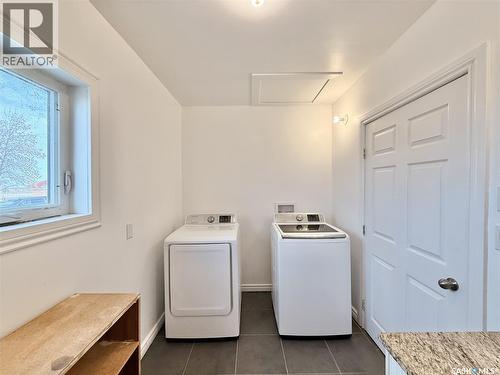 532 Leonard Street, Herbert, SK - Indoor Photo Showing Laundry Room