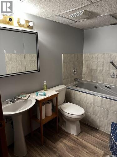 797 4Th Street W, Shaunavon, SK - Indoor Photo Showing Bathroom