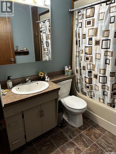 797 4Th Street W, Shaunavon, SK - Indoor Photo Showing Bathroom