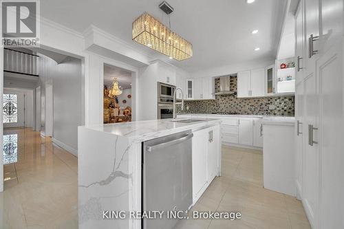 2606 Ambercroft Trail, Mississauga, ON - Indoor Photo Showing Kitchen With Upgraded Kitchen