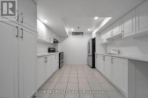 2606 Ambercroft Trail, Mississauga, ON - Indoor Photo Showing Kitchen